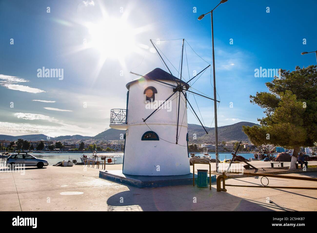 Chalcis, Griechenland, 5. Mai 2019: Weiße Windmühle auf Paralia Kourenti in Chalcis, Griechenland. Redaktionelle Verwendung. Stockfoto