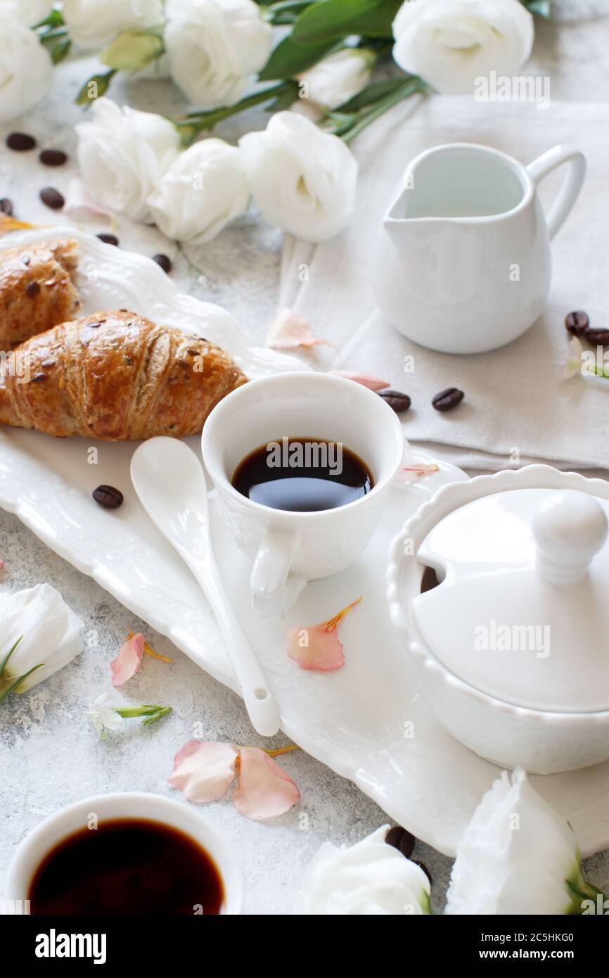 Romantisches Frühstückstablett mit Kaffeetasse und Croissant aus nächster Nähe Stockfoto
