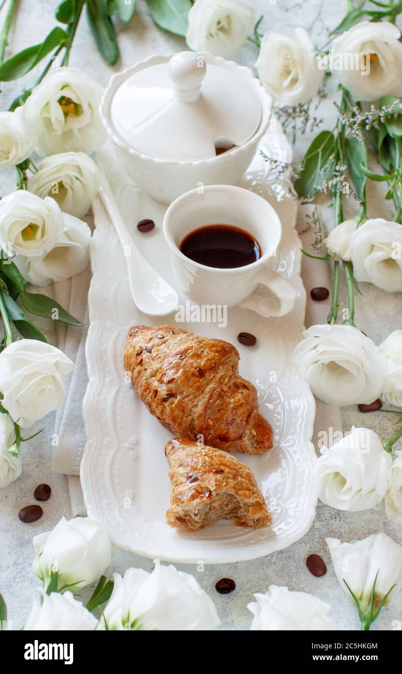 Romantisches Frühstückstablett mit Kaffeetasse und Croissant aus nächster Nähe Stockfoto