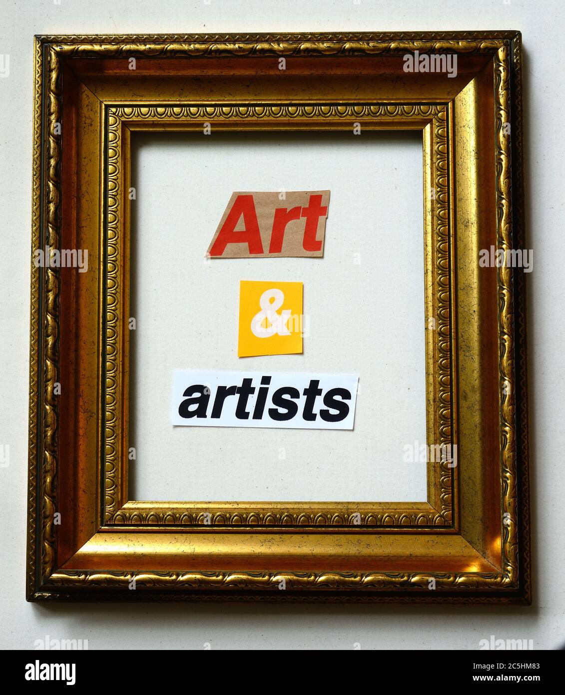 Konzeptuelle Fotoserie von gerahmten, auf dem Bildschirm gedruckten Phrasen über Kunst und Künstler Stockfoto