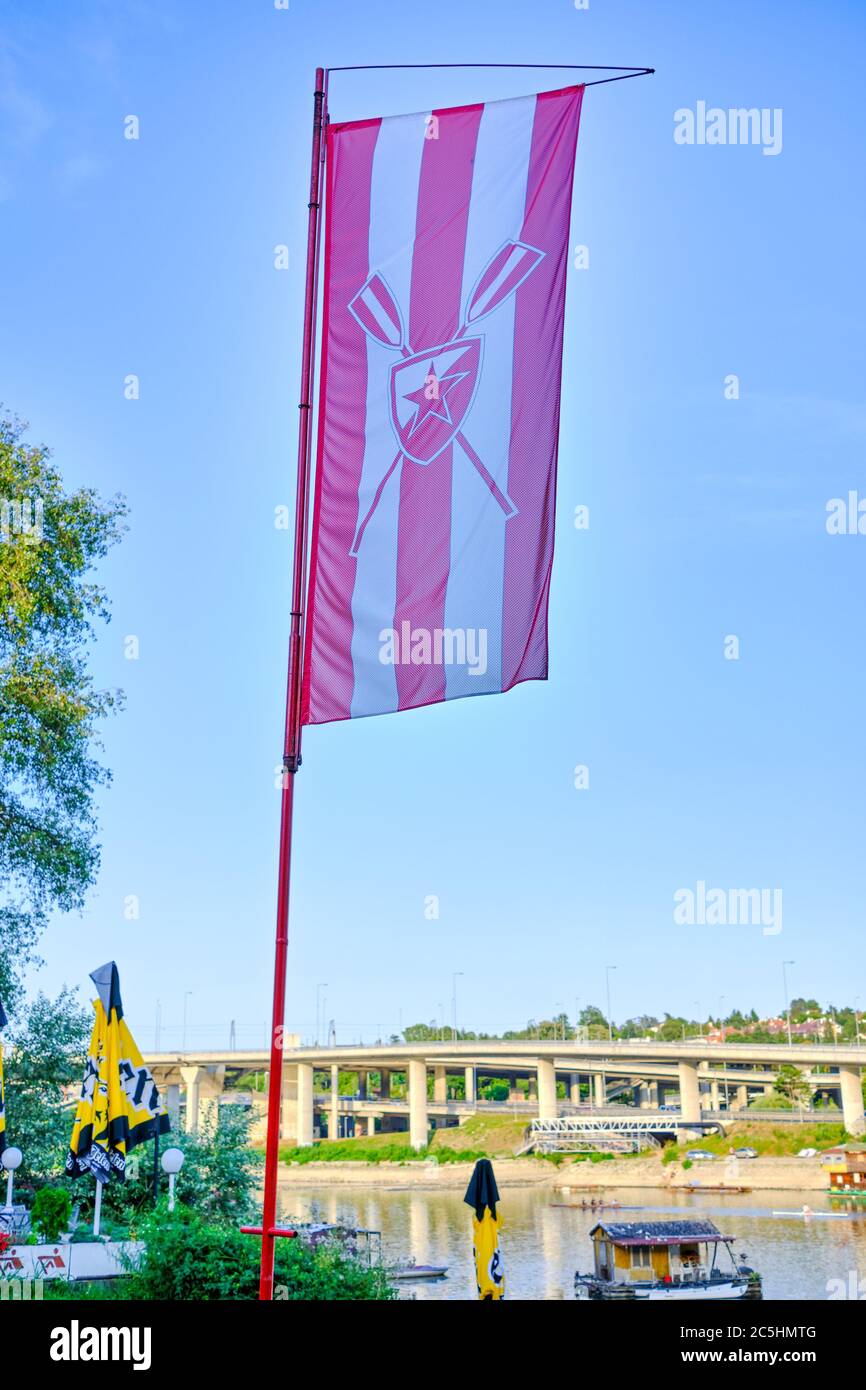 Belgrad / Serbien - 22. Juli 2019: Red Star Belgrade Ruder Club Flagge in einem Trainingszentrum auf der Ada Ciganlija Flussinsel im Sava Fluss in der Mitte Stockfoto