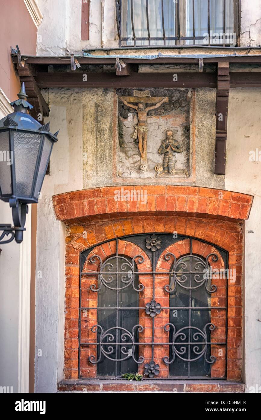 In der Jauniela Street ist Sherlock Holmes in der sowjetischen Fernsehserie The Adventures of Sherlock Holmes und Dr. Watson in der Altstadt von Riga zu sehen Stockfoto