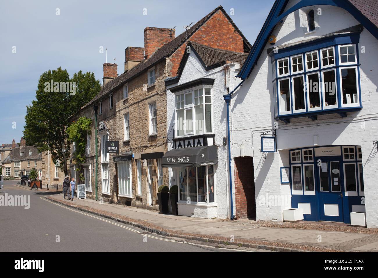 Geschäftsgebäude an der High Street in Woodstock, Oxfordshire, Großbritannien Stockfoto