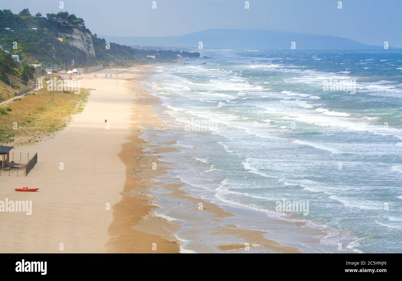 Menschenleerer Strand an der italienischen adriaküste, keine Touristen wegen Corona-Sperre, Reise, Tourismus, Urlaub Stockfoto