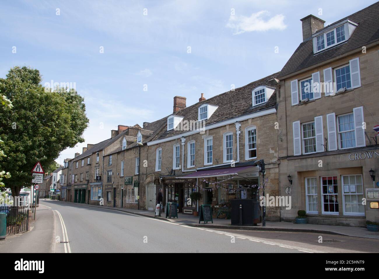 Geschäfte an der High Street in Chipping Norton in West Oxfordshire in Großbritannien Stockfoto