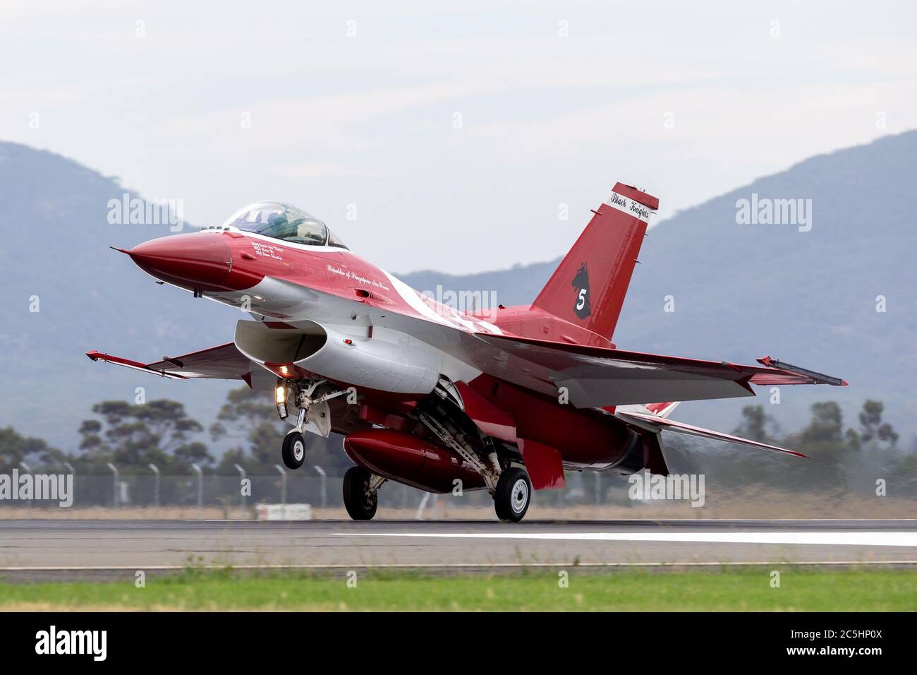 Republic of Singapore Air Force (RSAF) Lockheed Martin F-16CJ Kampffalcon Kampfflugzeug der Black Knights Display-Team. Stockfoto