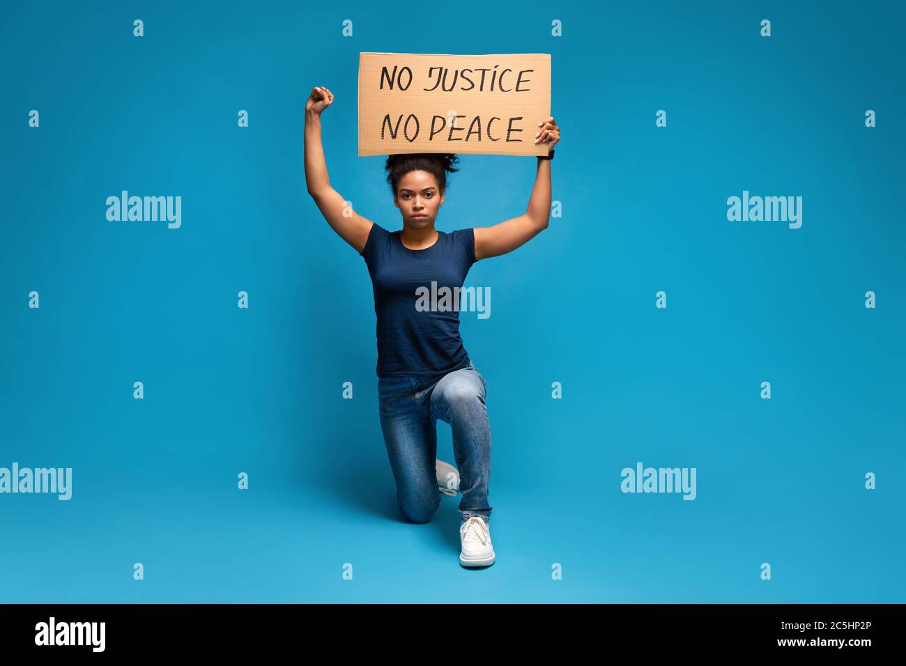 afroamerikanische Frau protestiert mit No Justice No Peace Stockfoto