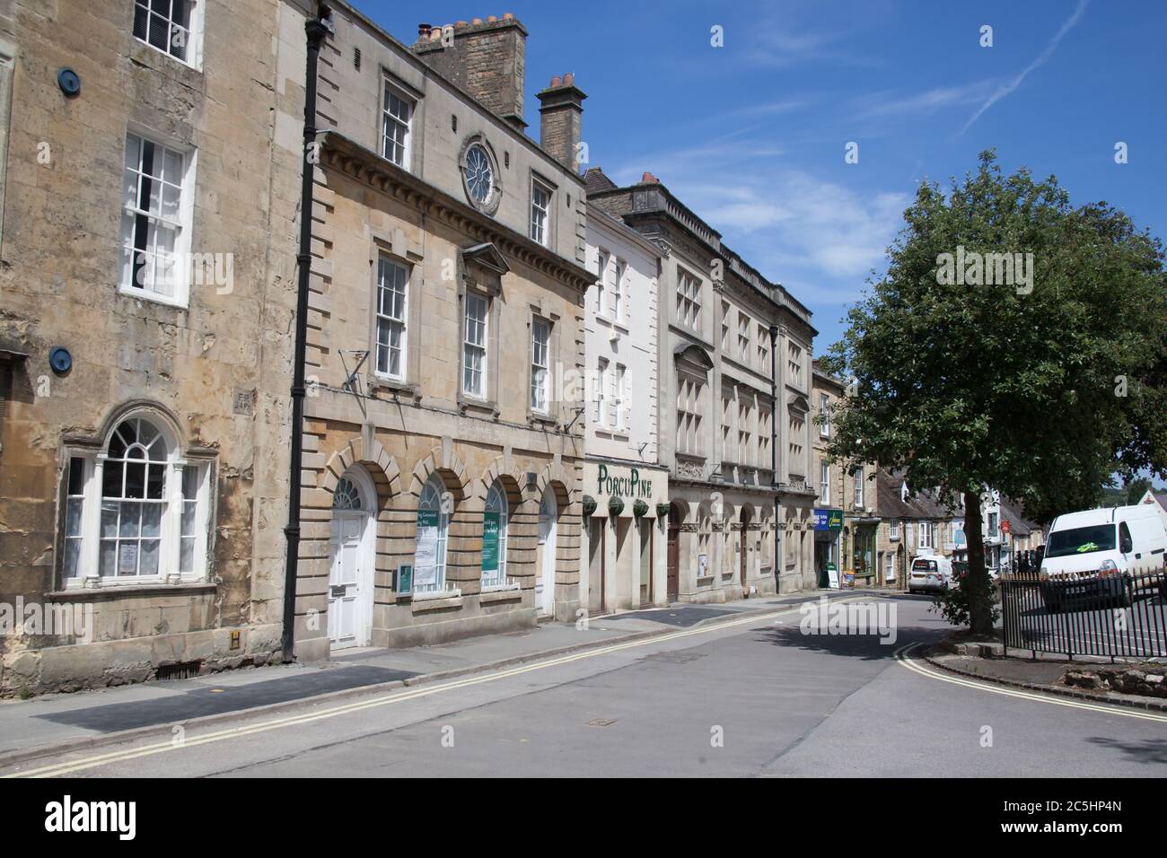 Blick auf die Market Street in Chipping Norton in Oxfordshire in Großbritannien Stockfoto
