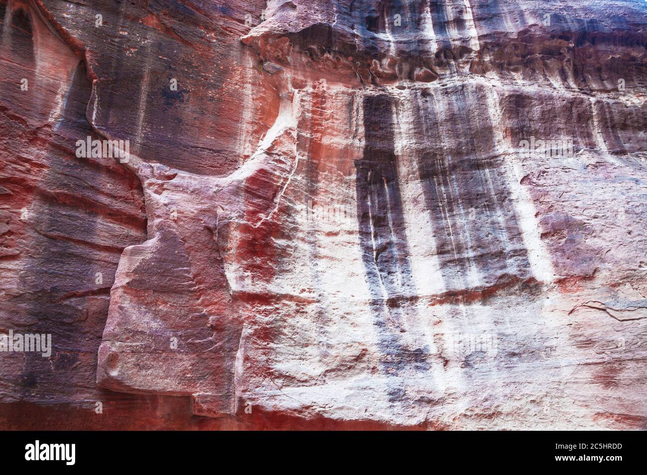 Die rote Sandsteinfelsen-Oberfläche des als Al Siq bekannten Canyons am Eingang zur Pink City of Petra in Jordanien. Stockfoto