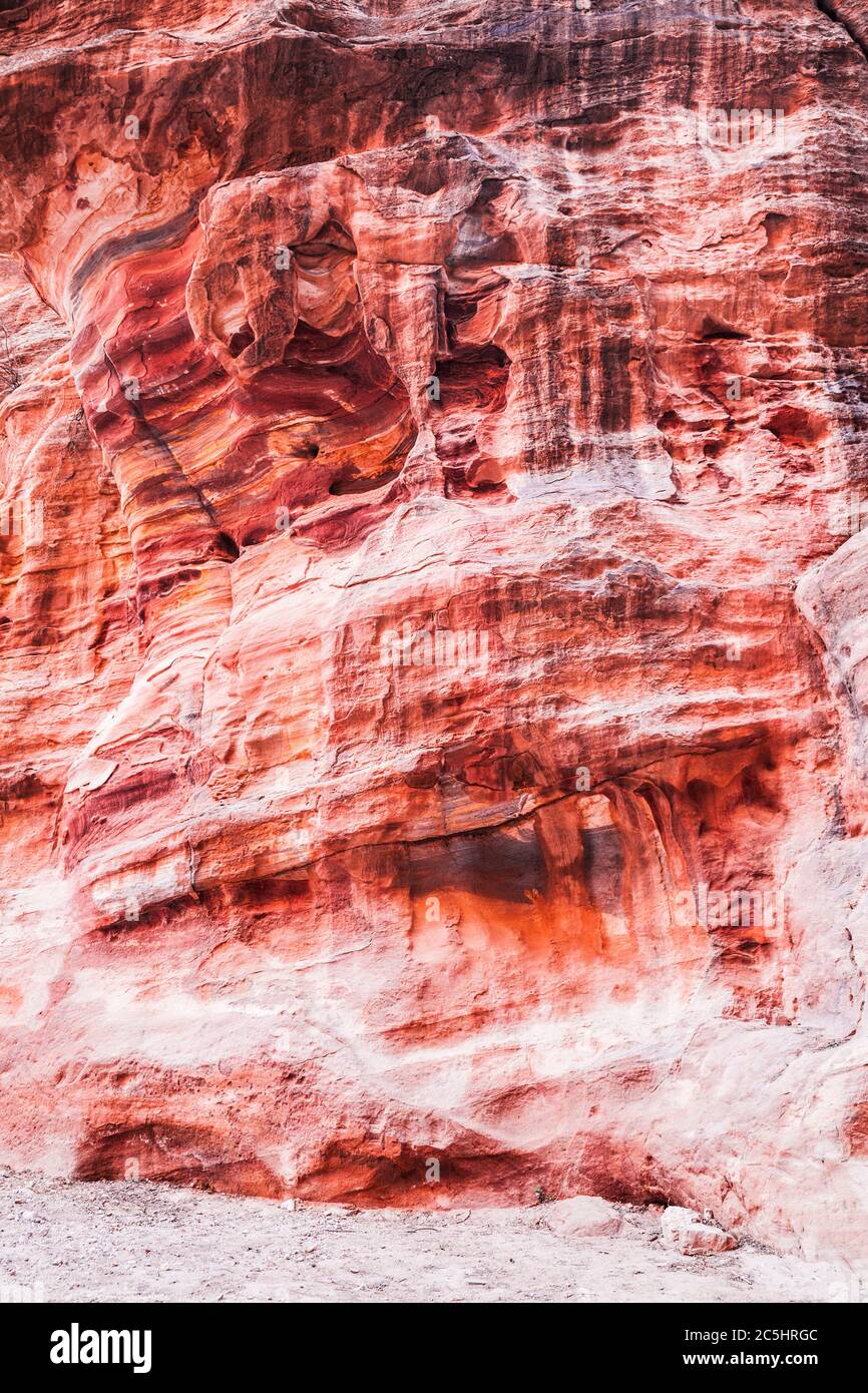 Die rote Sandsteinfelsen-Oberfläche des als Al Siq bekannten Canyons am Eingang zur Pink City of Petra in Jordanien. Stockfoto