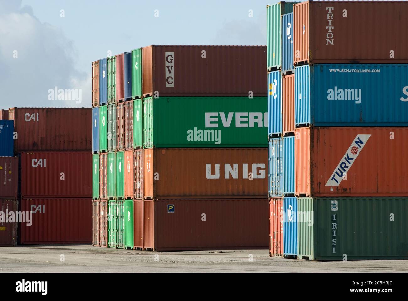 Gestapelte Container im Manchester Euroterminal, Trafford Park, Manchester, England. Stockfoto