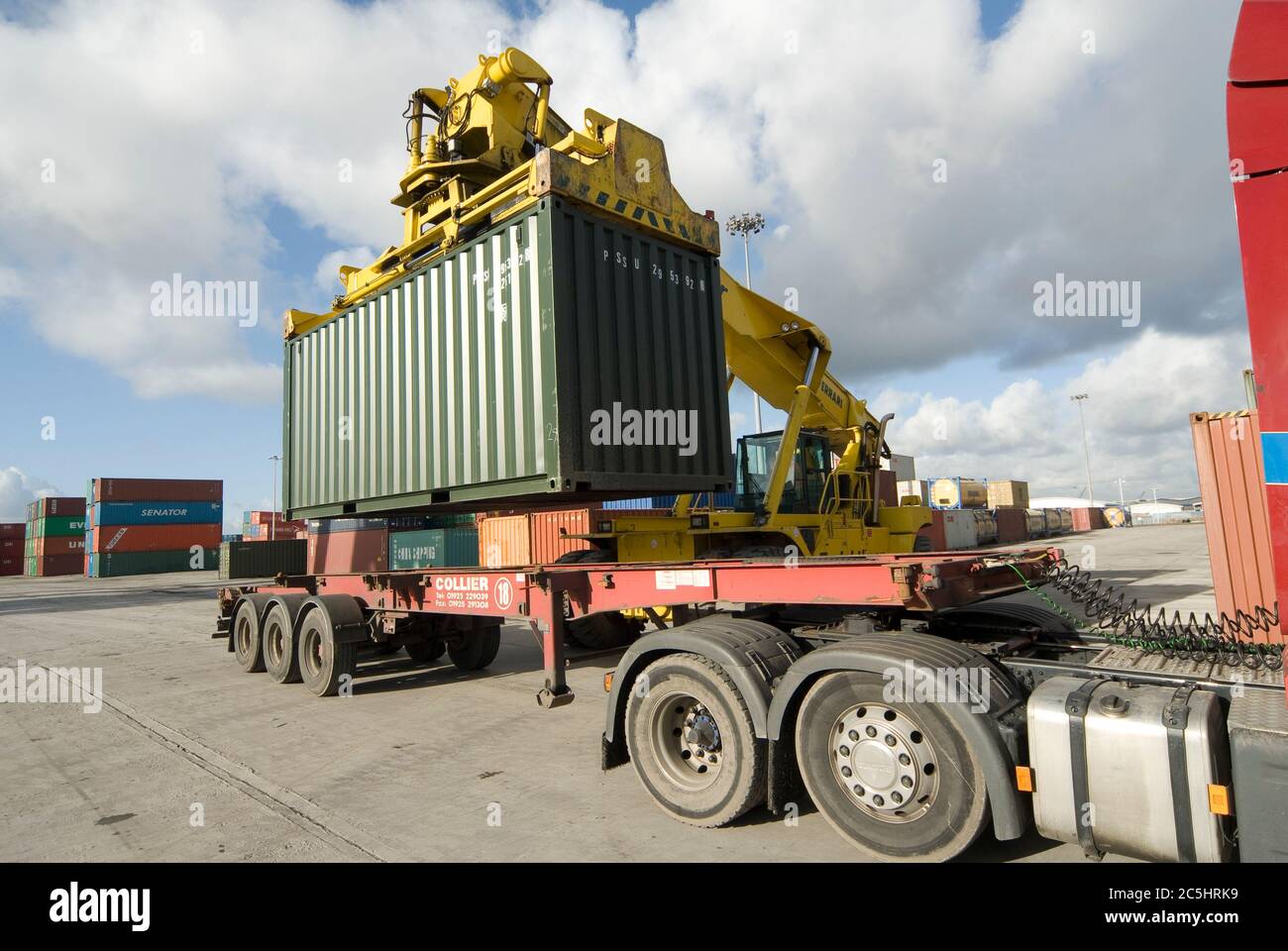 CVS Ferrari Reach Stacker wird verwendet, um einen Transportcontainer auf einen LKW in Manchester Euroterminal, Trafford Park, Manchester, England zu laden. Stockfoto