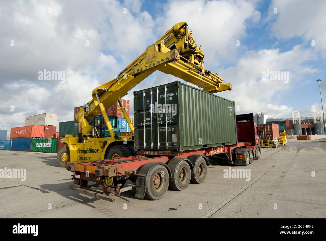 CVS Ferrari Reach Stacker wird verwendet, um einen Transportcontainer auf einen LKW in Manchester Euroterminal, Trafford Park, Manchester, England zu laden. Stockfoto