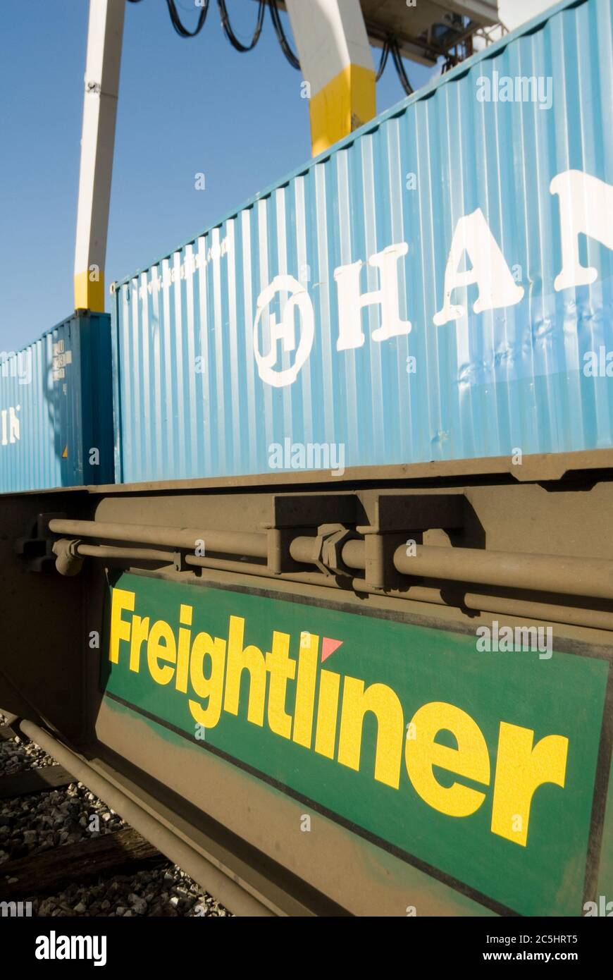 Der Kran wird auf der Schiene montiert und zum Be- und Entladen von Transportcontainern im Manchester Euroterminal, Trafford Park, Manchester, England verwendet. Stockfoto