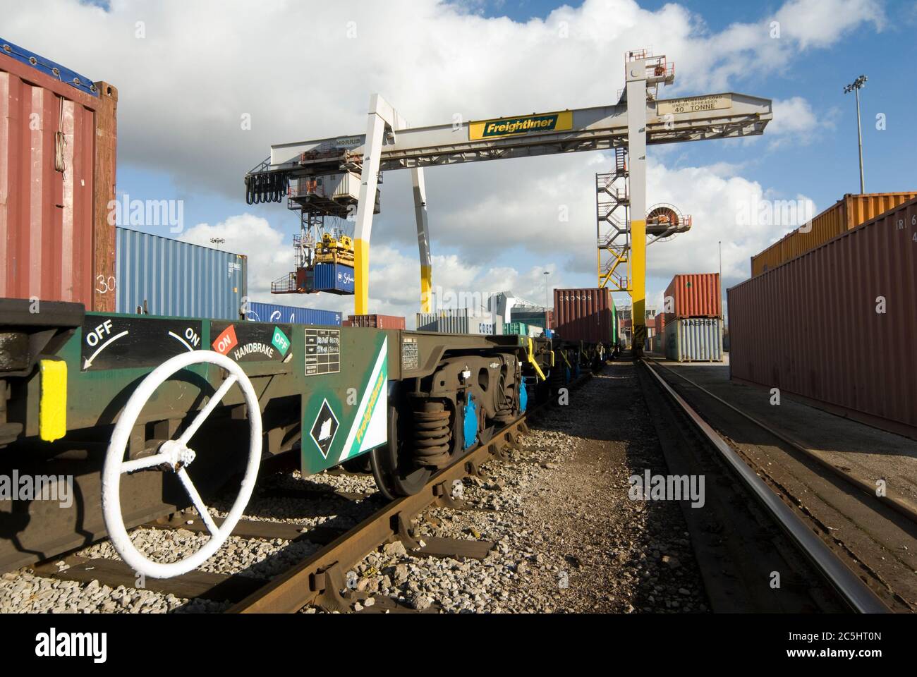 Der Kran wird auf der Schiene montiert und zum Be- und Entladen von Transportcontainern im Manchester Euroterminal, Trafford Park, Manchester, England verwendet. Stockfoto