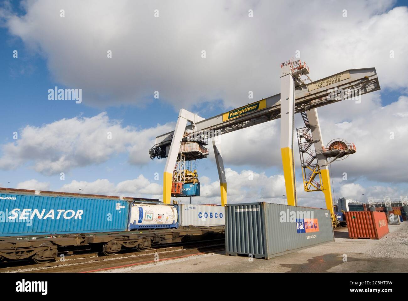Der Kran wird auf der Schiene montiert und zum Be- und Entladen von Transportcontainern im Manchester Euroterminal, Trafford Park, Manchester, England verwendet. Stockfoto