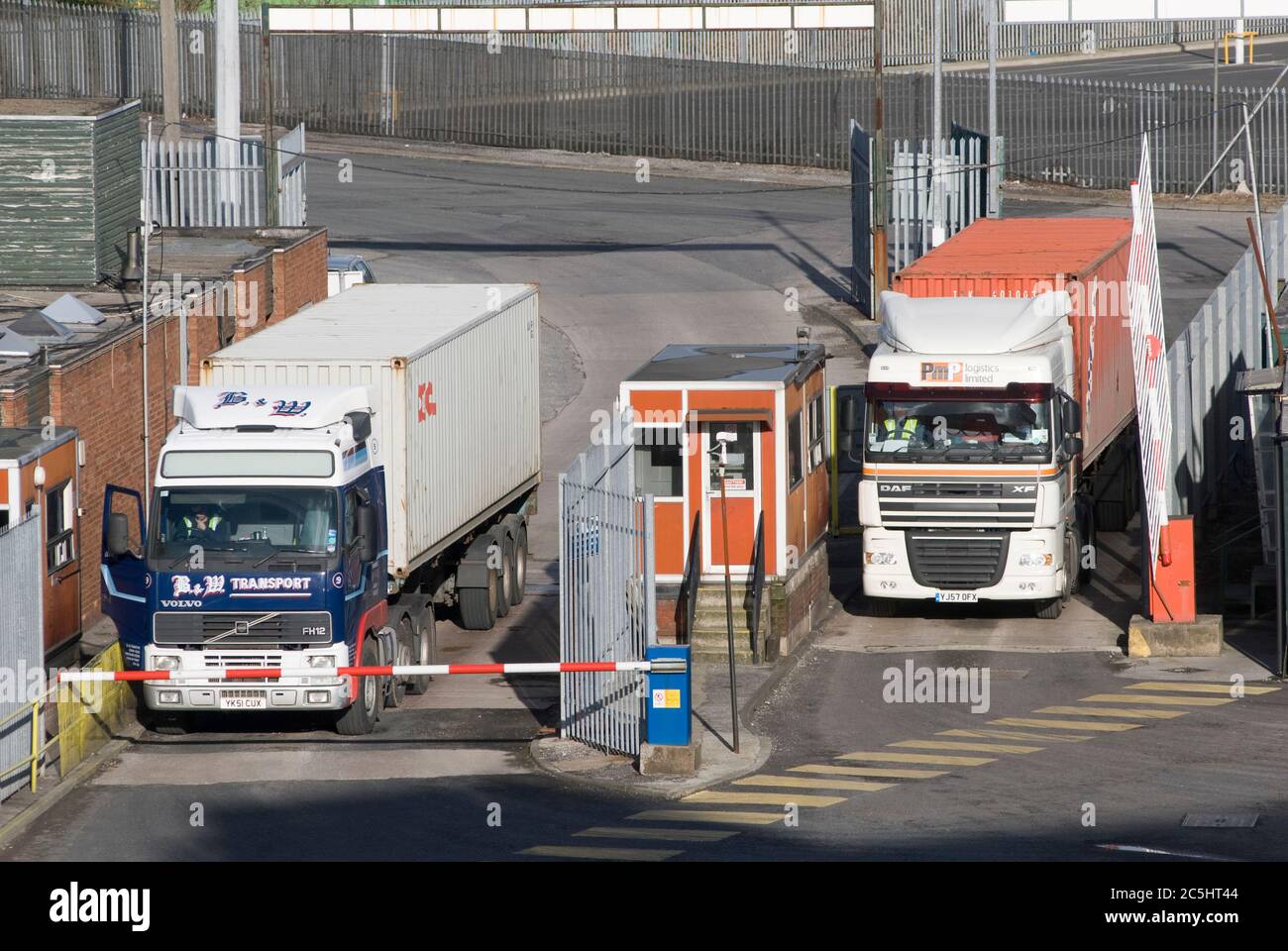 Transport von Containern auf Lastkraftwagen in Manchester Euroterminal, Trafford Park, Manchester, England. Stockfoto
