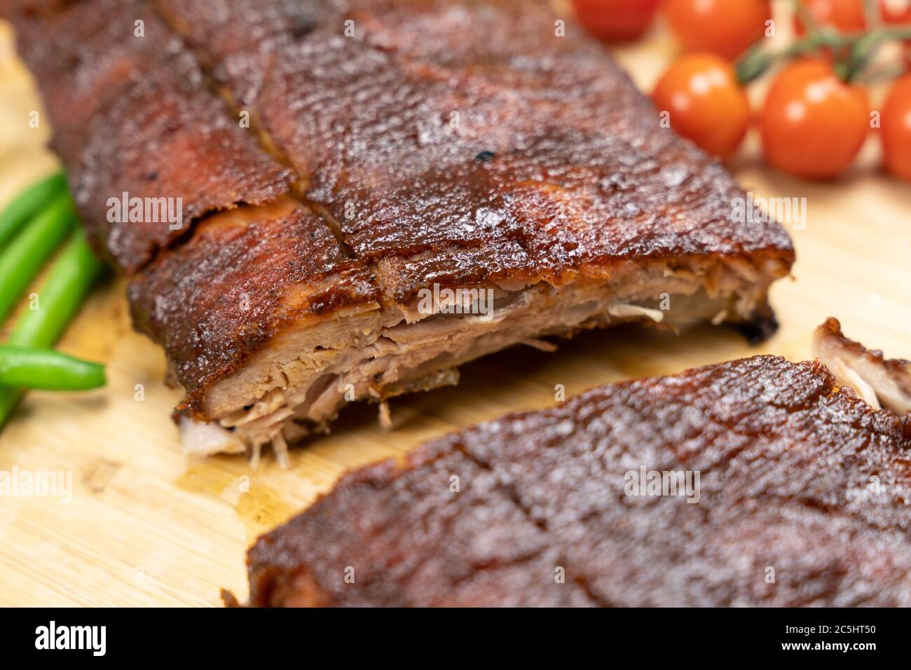 Im Ofen gebackene BBQ-Schweinerippchen Stockfoto