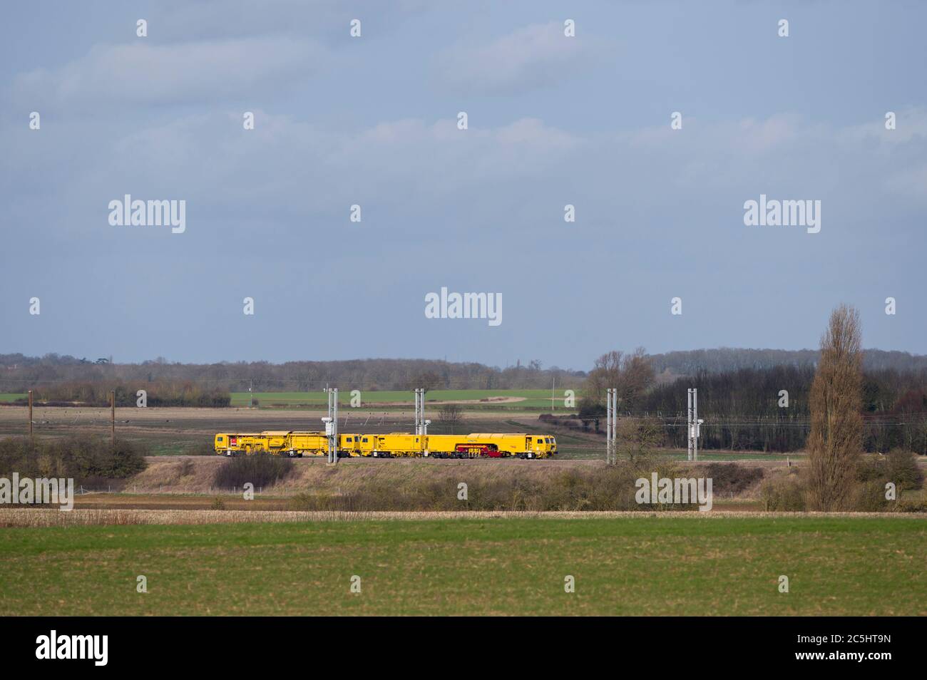 Network Rail Gleisstoppmaschine, die auf einem Bahnabschnitt in der englischen Landschaft arbeitet. Stockfoto