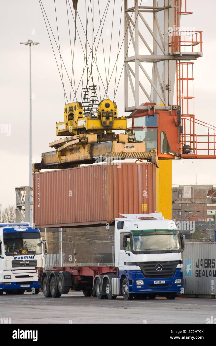 Schienenkran zum Be- und Entladen von Transportcontainern auf LKW-LKWs im Manchester Euroterminal, Trafford Park, Manchester, England. Stockfoto