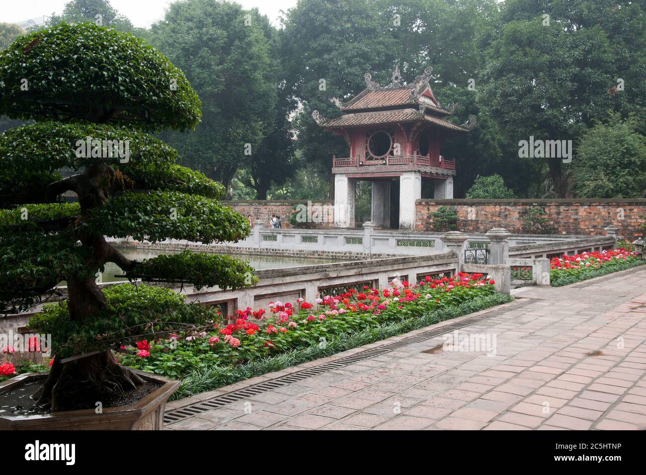 Hanoi Vietnam, Dritter Hof des Tempels der Literatur mit dem Thien Quang gut von Garten umgeben Stockfoto