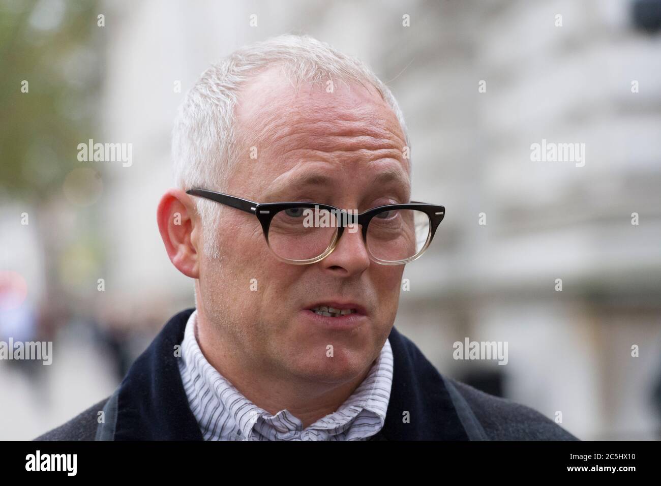 Joe Corré, der Sohn der Modedesignerin Dame Vivienne Westwood, wird vor der Downing Street in London zu seinen Anti-Fracking-Ansichten interviewt. Joe Co Stockfoto