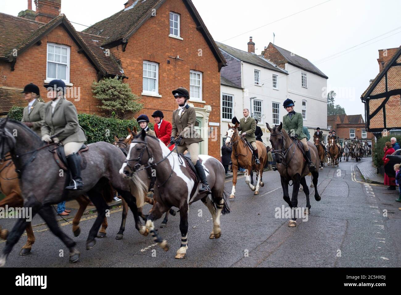 WINSLOW, Großbritannien - 26. Dezember 2018. Mädchen reiten Pferde Fuchs Jagd in der traditionellen Boxing Day Jagd Stockfoto