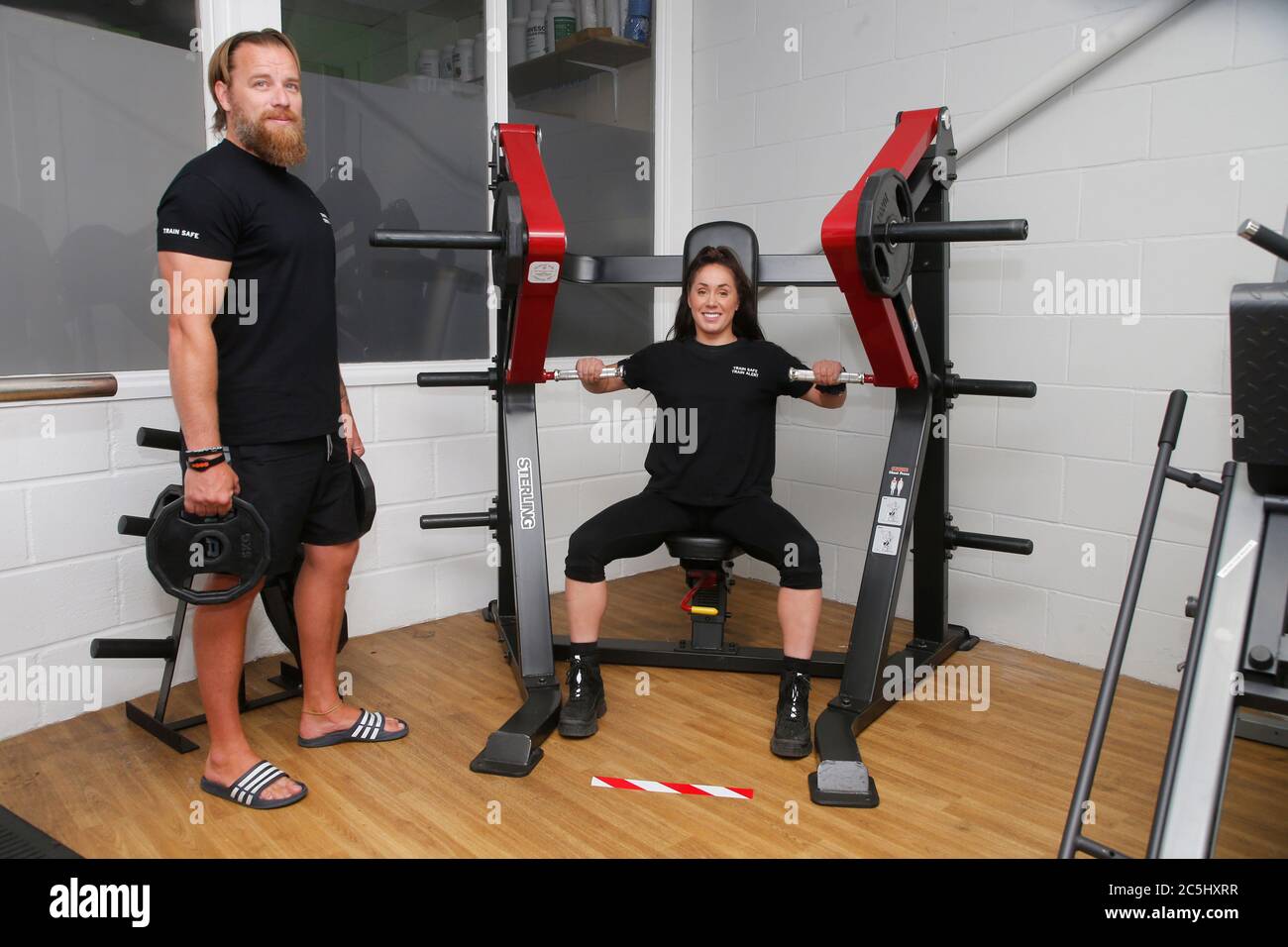 Haverhill, Suffolk, Großbritannien. 3. Juli 2020 der britische Premierminister Boris Johnson hat heute angekündigt, dass Fitnessstudios in zwei Wochen wieder geöffnet werden können. Das Team des unabhängigen Fitnessstudios Real Bodies in Haverhill bei Cambridge bereitet sich auf die Wiedereröffnung vor. Besitzer Lee Button und sein Team arbeiten hart daran, dass das Fitnessstudio ein sicherer und gepflegter Bereich ist. Kredit: Headlinephoto/Alamy Live Nachrichten Stockfoto Haverhill, Suffolk, Großbritannien. 3. Juli 2020 der britische Premierminister Boris Johnson hat heute angekündigt, dass Fitnessstudios in zwei Wochen wieder geöffnet werden können. Das Team des unabhängigen Fitnessstudios Real Bodies in Haverhill bei Cambridge bereitet sich auf die Wiedereröffnung vor. Besitzer Lee Button und sein Team arbeiten hart daran, dass das Fitnessstudio ein sicherer und gepflegter Bereich ist. Kredit: Headlinephoto/Alamy Live Nachrichten Stockfoto