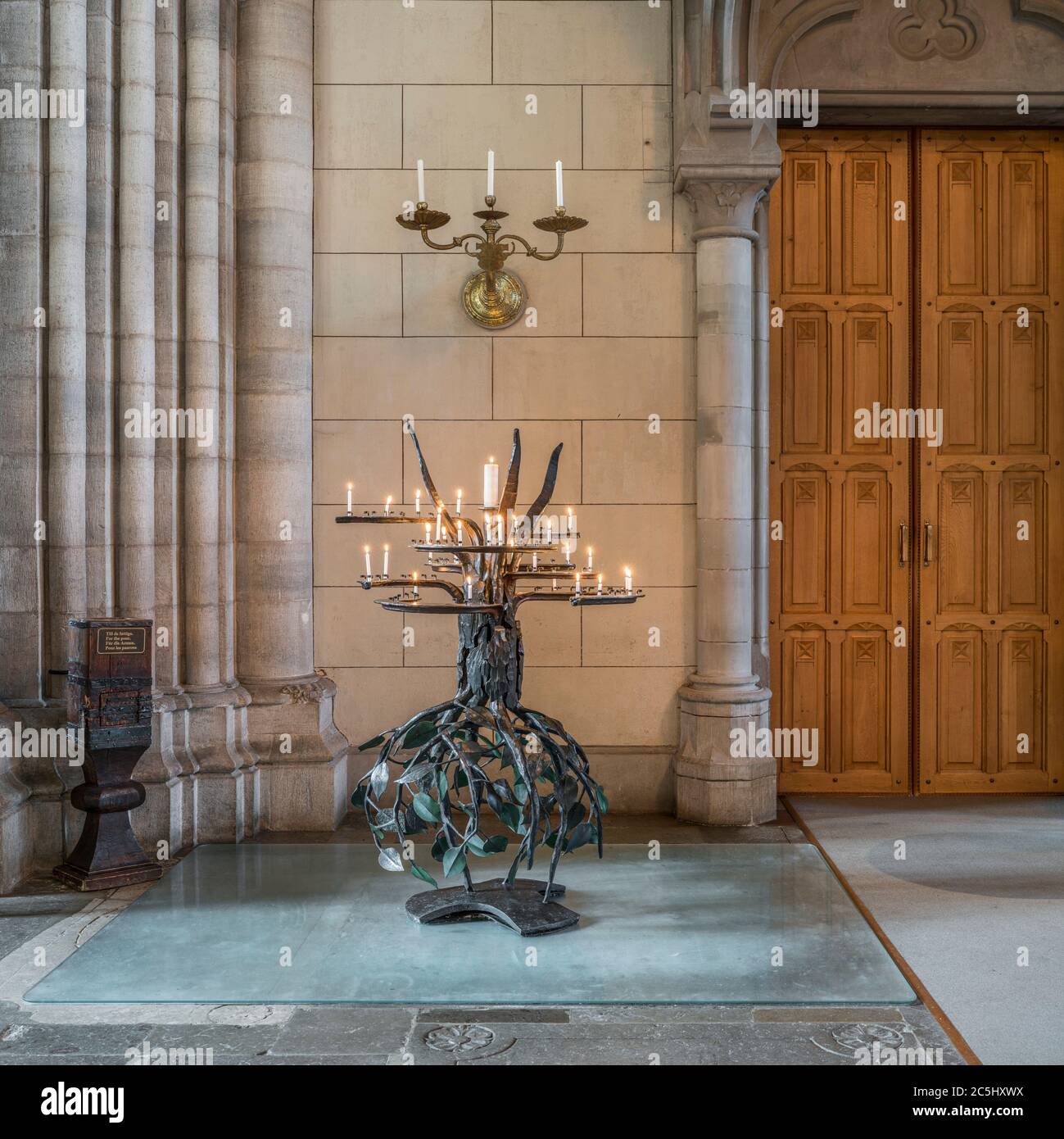 Kerzen angezündet. Der Innenraum der Kathedrale von Uppsala (Domkyrka). Uppsala, Schweden, Skandinavien. Stockfoto