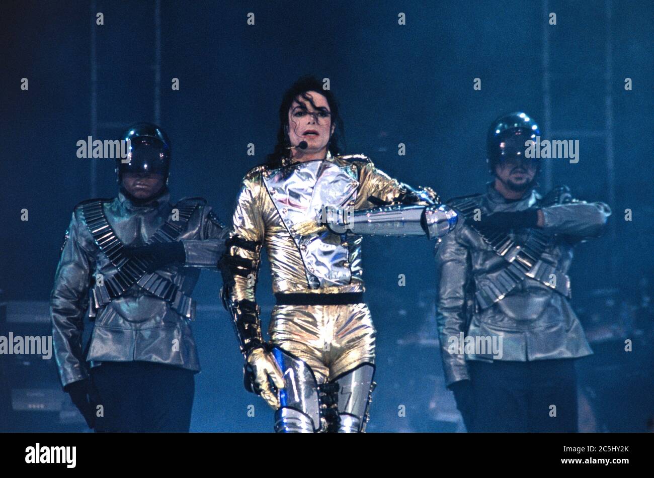 13.06.1997, Kiel, Deutschland, Michael Jackson - King of Pop - live und  open air mit Tänzern der Show auf dem Nordmarksportfeld während seiner  'History World Tour' 1997. --- Besondere Bedingungen: Preisvereinbarung  notwendig