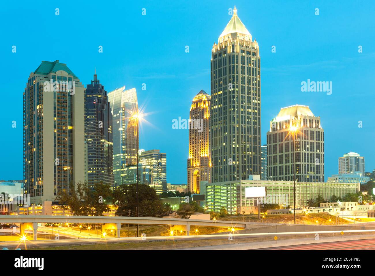 Skyline von Midtown Atlanta in der Abenddämmerung, Georgia, USA Stockfoto