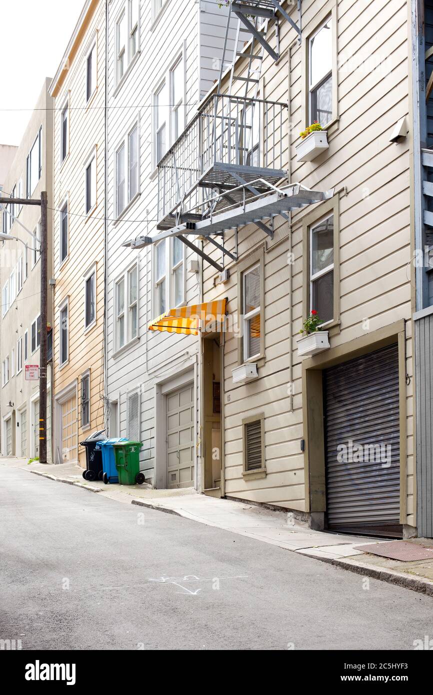 San Francisco, California, United States - Häuser in einer kleinen Gasse in North Beach Nachbarschaft. Stockfoto