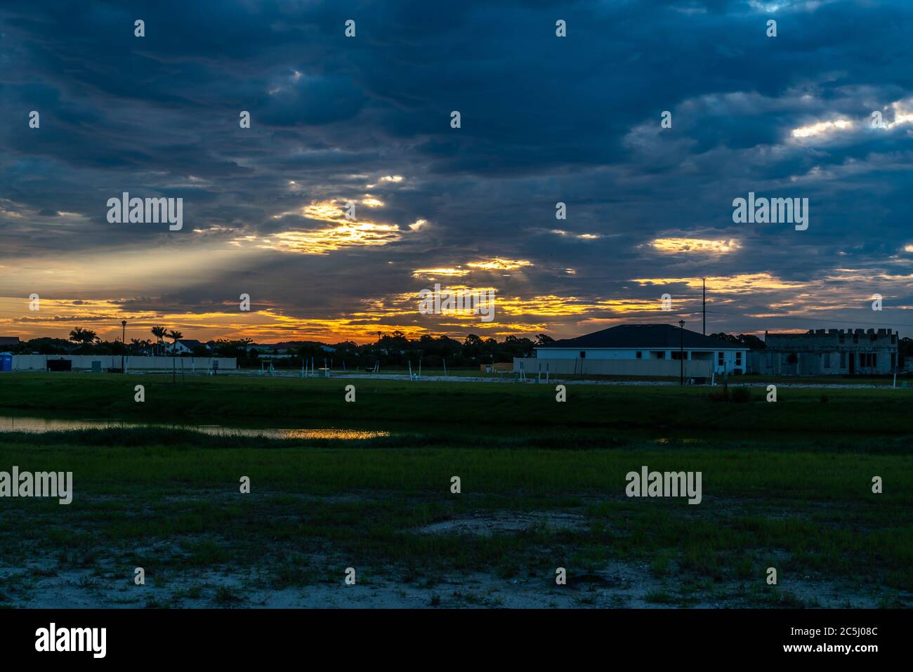 Sunrise bricht in einer neuen Gemeinde im West-Zentral Florida ab. Stockfoto