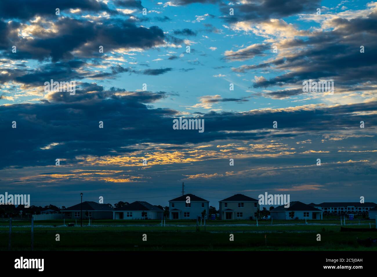 Sunrise bricht in einer neuen Gemeinde im West-Zentral Florida ab. Stockfoto