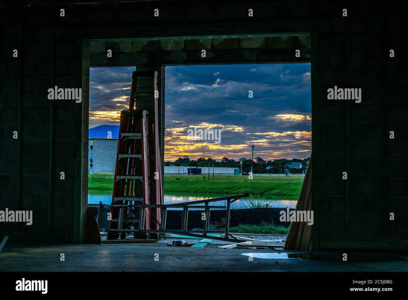 Sunrise bricht in einer neuen Gemeinde im West-Zentral Florida ab. Stockfoto