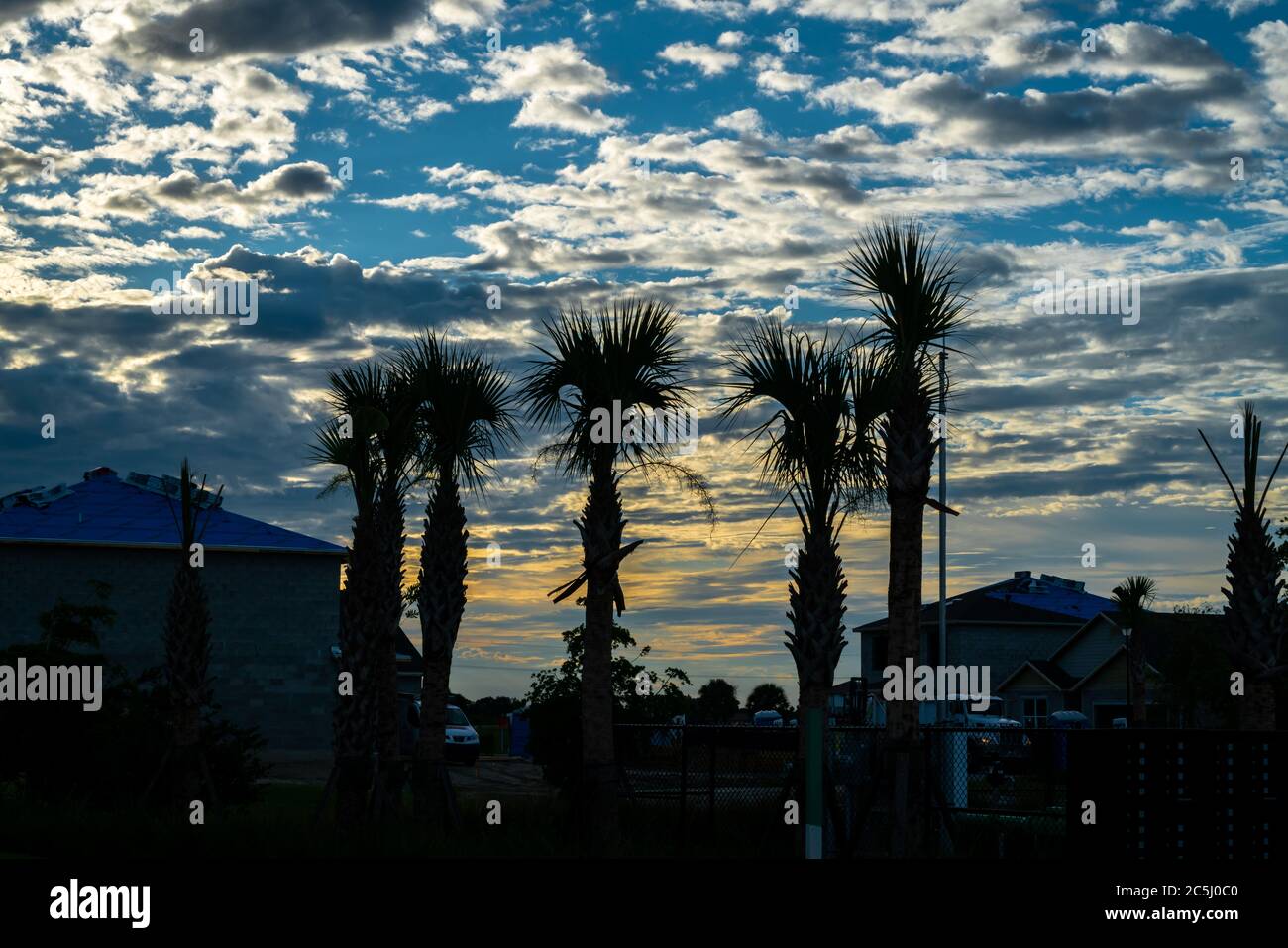 Sunrise bricht in einer neuen Gemeinde im West-Zentral Florida ab. Stockfoto