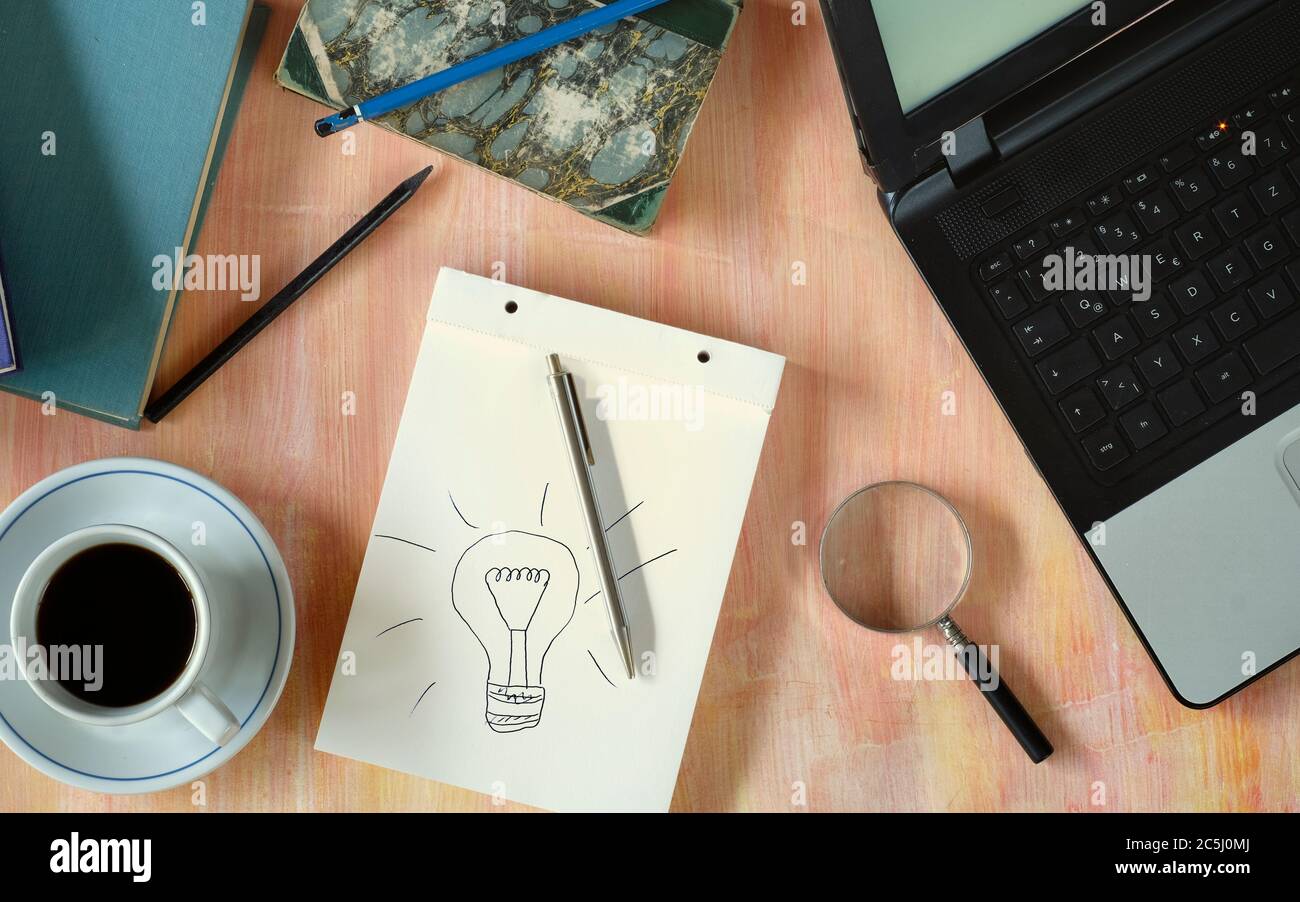 homeoffice Arbeitsplatz, mit Computer, Bücher, Bürobedarf und Kaffee, E-Learning, Lockdown Corona Virus, flach legen. Stockfoto