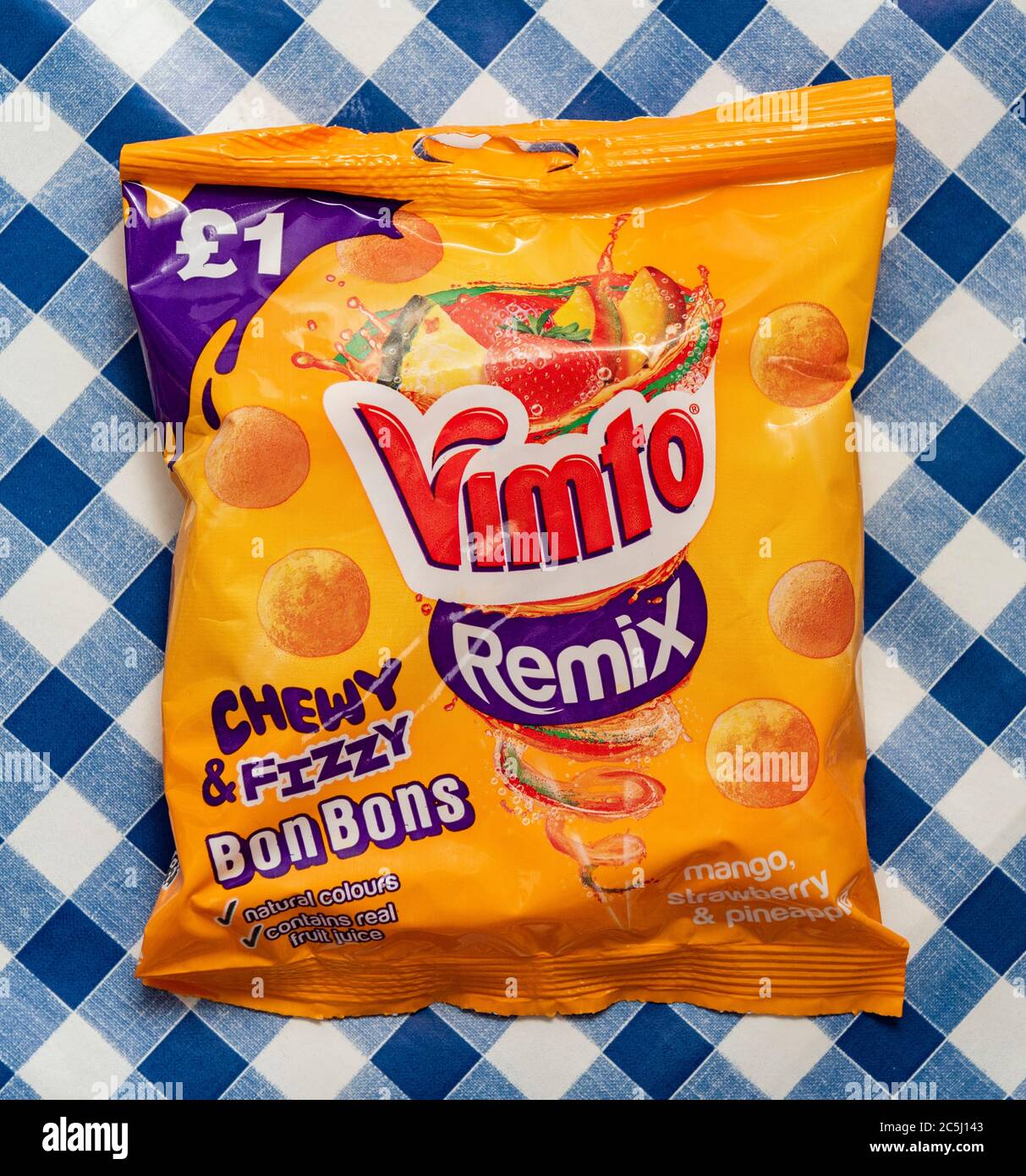Vimto Remix kauen kohlensäurehaltige Bonbons, Mango, Erdbeere und Ananas Aromen Stockfoto