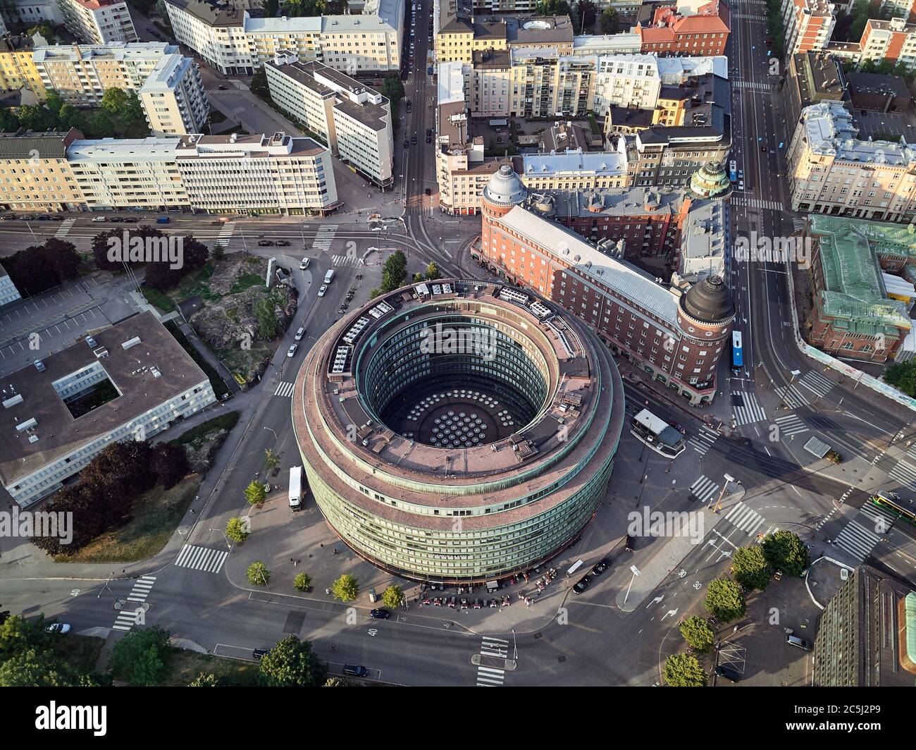 Helsinki / Finnland - 30. Juli 2018: Rundhaus - Ympyrätalo, ist ein kreisförmiges Bürogebäude im Stadtteil Hakaniemi. Th Stockfoto