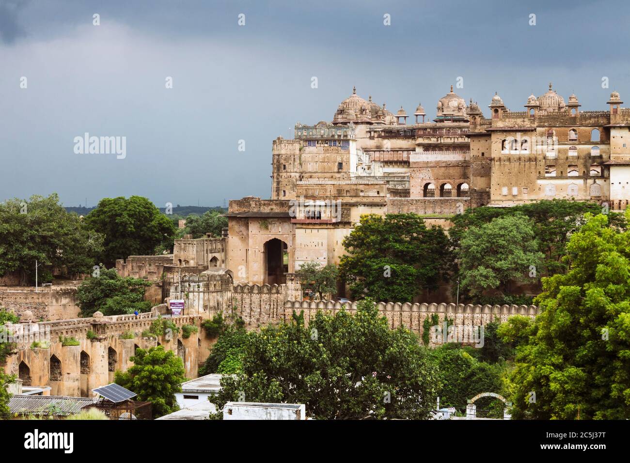 Orchha, Madhya Pradesh, Indien: Allgemeine Ansicht des Orchha Fort Komplexes, der durch das Bundela Rajputs ab dem frühen 16. Jahrhundert errichtet wird. Stockfoto