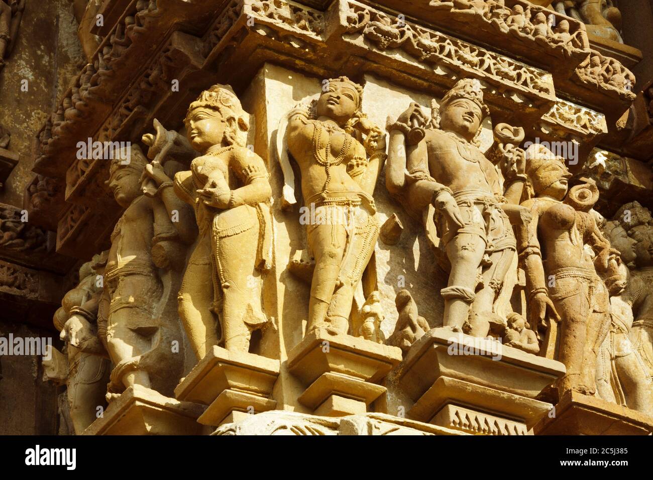 Khajuraho, Madhya Pradesh, Indien : Bas Reliefs am Lakshmana Tempel, Teil der westlichen Gruppe des UNESCO-Welterbes Khajuraho Gruppe von Stockfoto