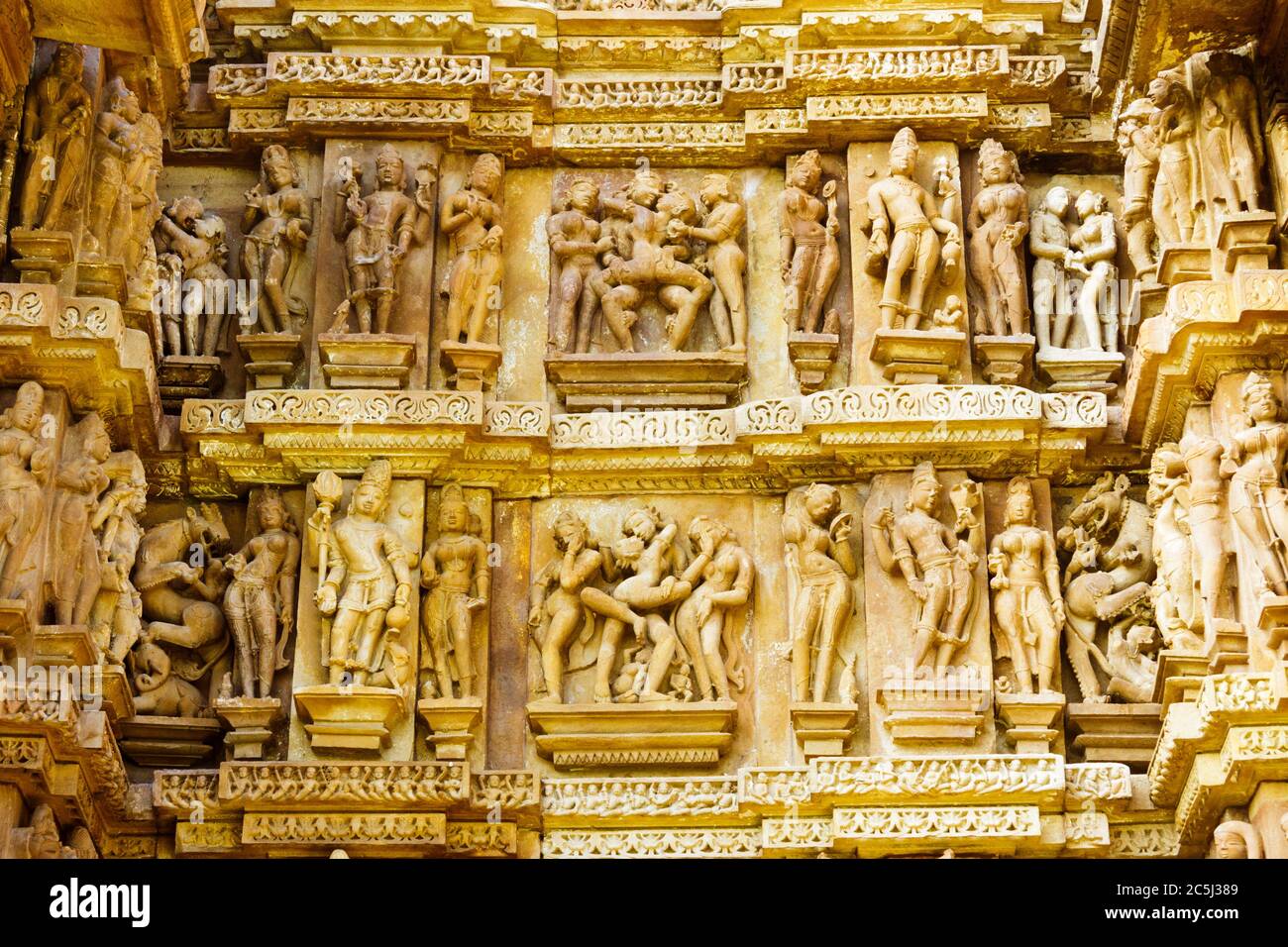 Khajuraho, Madhya Pradesh, Indien : Erotische Maithuna Reliefschnitzereien im Lakshmana Tempel der westlichen Gruppe des UNESCO-Weltkulturerbes Kha Stockfoto