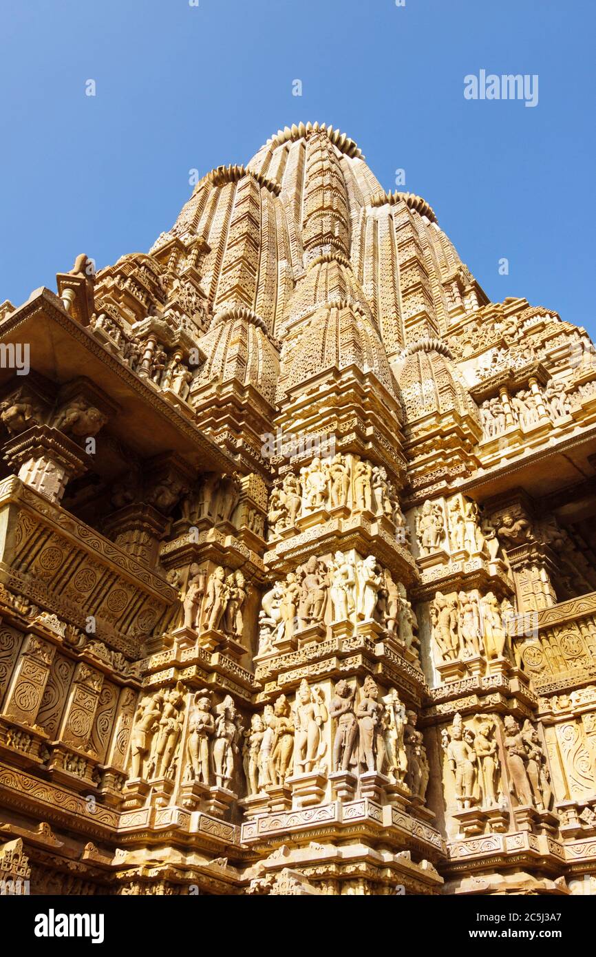 Khajuraho, Madhya Pradesh, Indien : niedriger Winkel des Hauptturms des Vishvanatha Temple Teil der westlichen Gruppe des UNESCO-Welterbes K Stockfoto