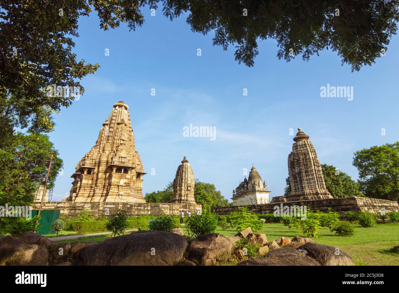 Khajuraho, Madhya Pradesh, Indien : Vishvanatha Tempel (links) und Parvati Tempel (rechts) Teil der westlichen Gruppe des UNESCO-Welterbes KH Stockfoto