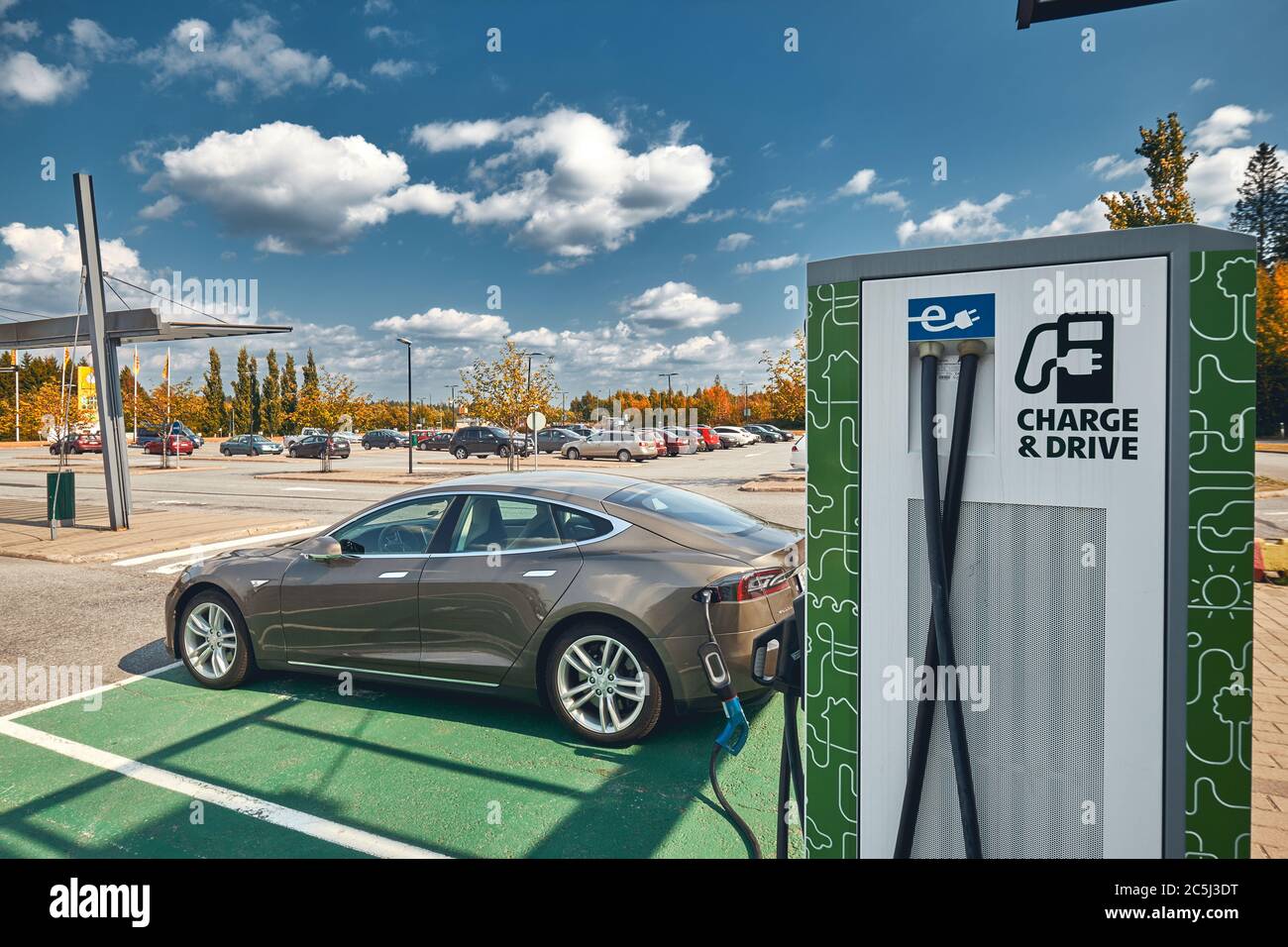 Imatra / Finnland - 01. August 2018: Tesla Model S an einer Ladestation Stockfoto