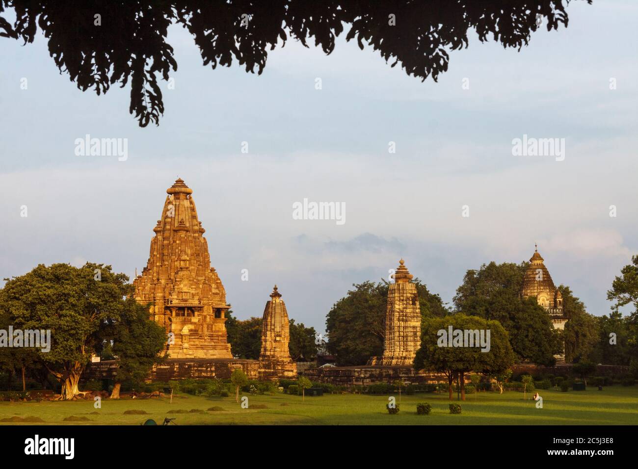 Khajuraho, Madhya Pradesh, Indien : Vishvanatha Tempel (links) und Parvati Tempel (rechts) Teil der westlichen Gruppe des UNESCO-Welterbes KH Stockfoto