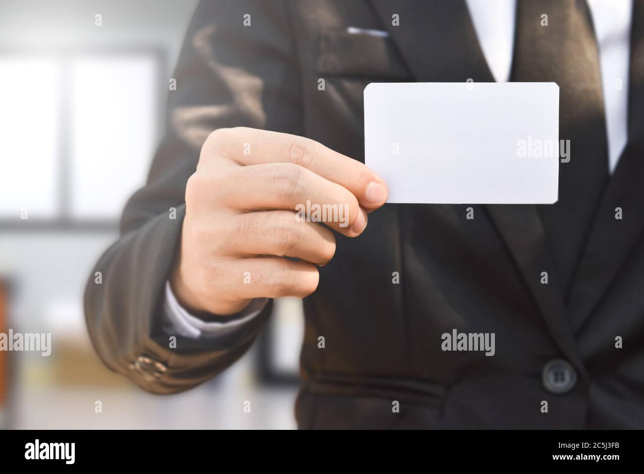 Geschäftsmann zeigt ein leeres Blatt Papier. Alle Visitenkarten Design-Ideen. Stockfoto