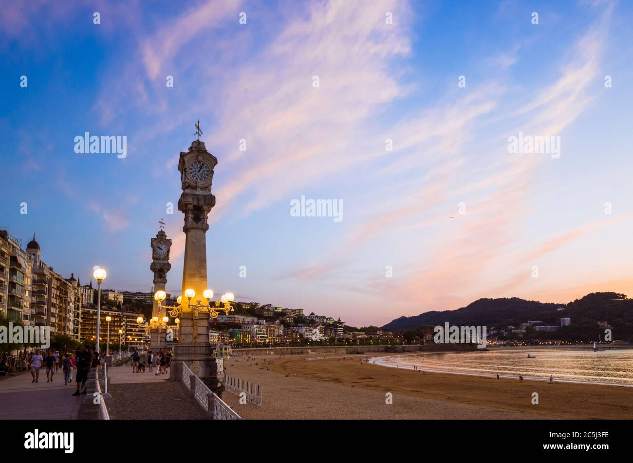 Donostia, Gipuzkoa, Baskenland, Spanien - 12. Juli 2019 : Blick auf die Promenade und den Strand von La Concha bei Sonnenuntergang. Zufällige Personen im Hintergrund. Stockfoto