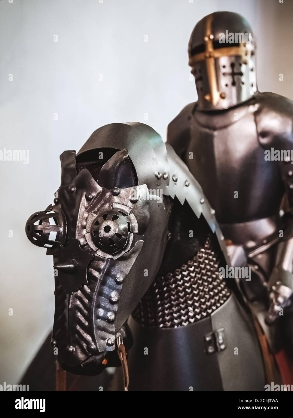 Ritter in rüstung auf pferd foto Stockfotos und -bilder Kaufen - Alamy