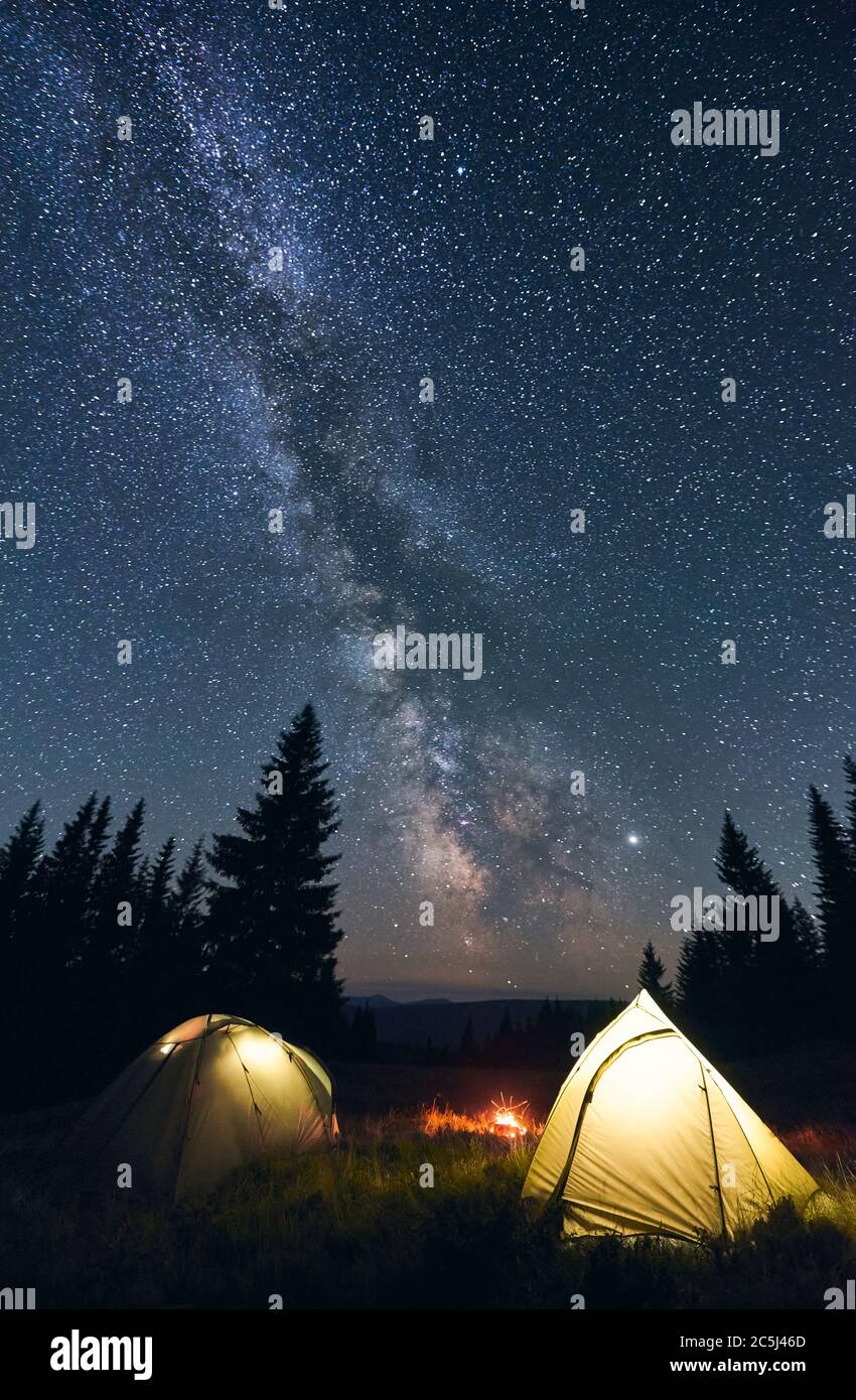 Lagerfeuer Unter Den Sternen Stockfotos Und Bilder Kaufen Alamy